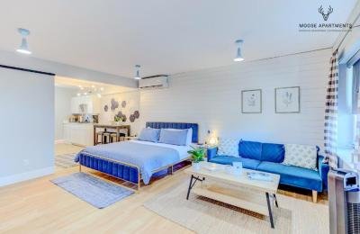 The Moose #8 - Modern Luxe Loft with King Bed & Free Parking & Wifi